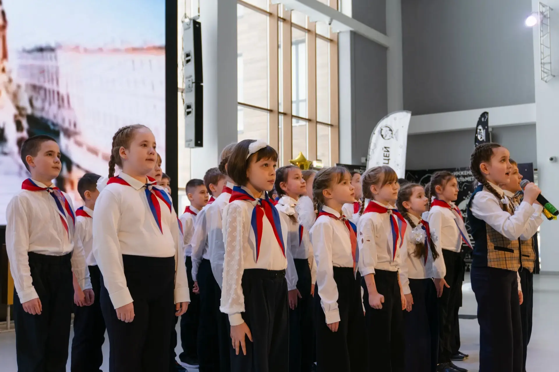 Когда поет семья... 💫  🎤 Вчера в нашем атриуме случилось что-то невероятное. Битва хоров «Во Славу Р