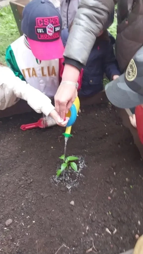 🌱 Юные огородники за работой  В дошкольном отделении прошёл «День посадок». Вместе с воспитателями р