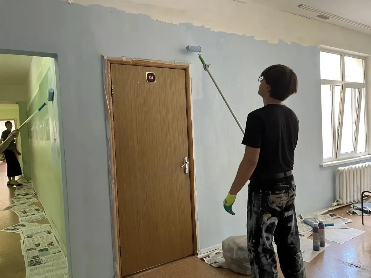 Пока в школе тихо и пусто, здесь кипит самая настоящая стройка. Трудовая бригада наших учеников взял