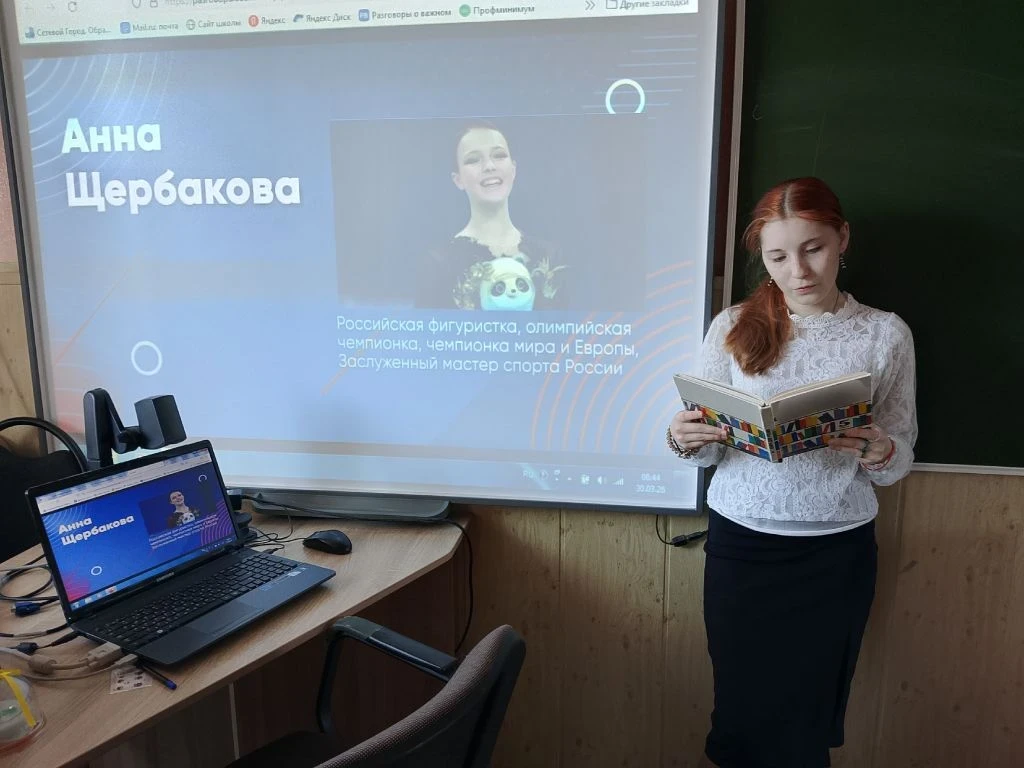 🇷🇺Новая учебная неделя традиционно началась с выноса Государственного флага и исполне...