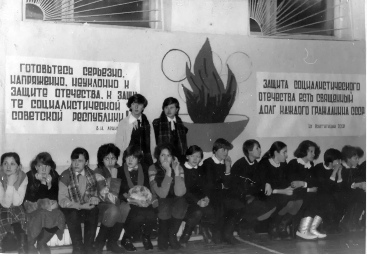 НАВСТРЕЧУ ЮБИЛЕЮ  Листая книги приказов  1971 г. состав знаменной группы: Голиков М., Бушкова Н., Ка