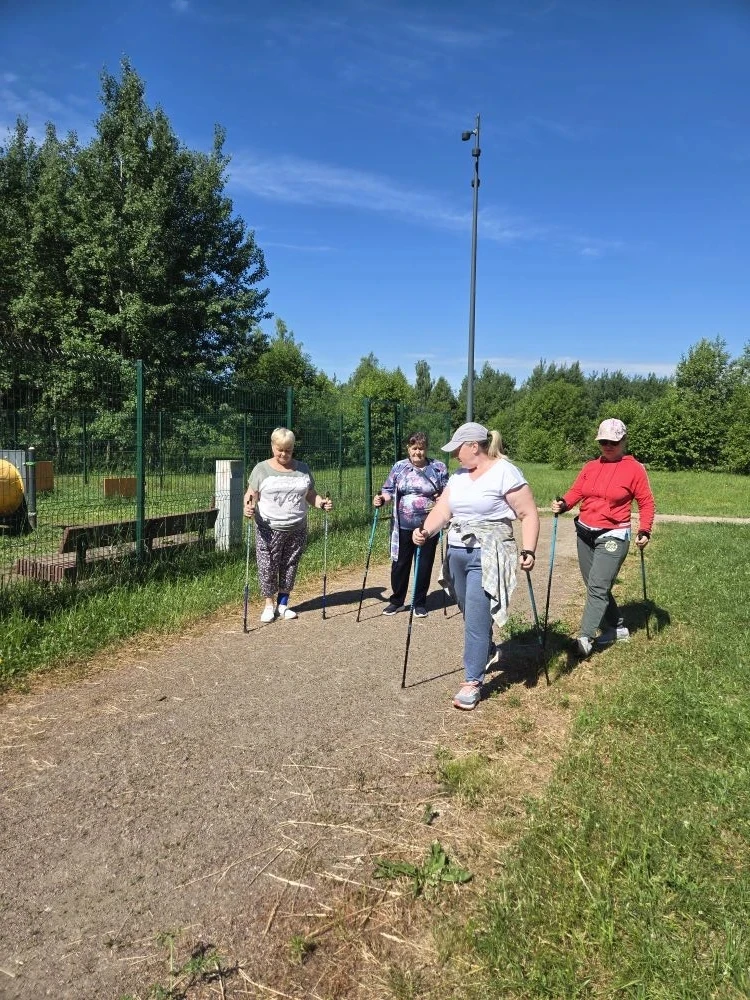 В Берёзовой роще в г. Белоозёрский прошло очередное занятие по северной ходьбе. 

Участники активно 