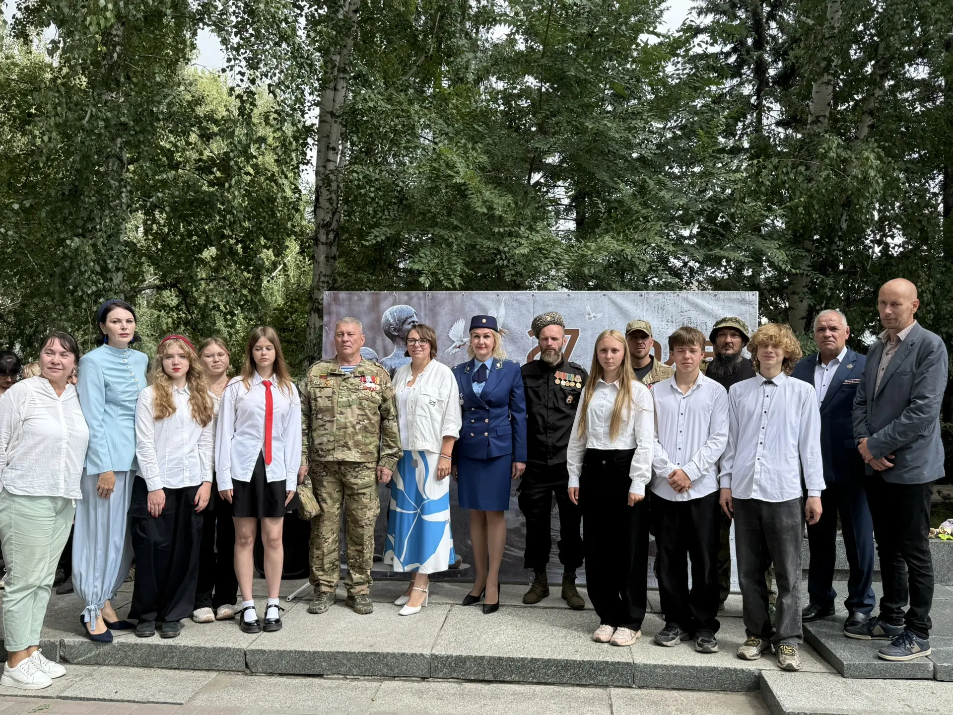 Сегодня тишина была особенной. Она не звенела, не шелестела листвой. Она была тяжелой, как бетонные 