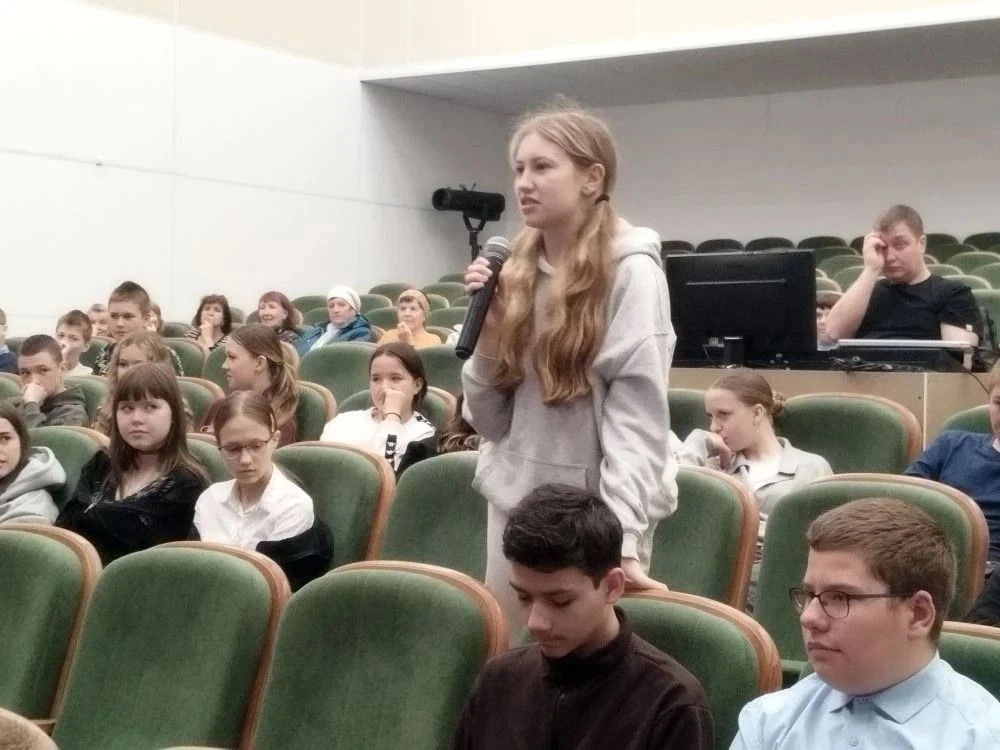 📍 16 апреля в МБУК «Боринский ЦКиД» прошёл увлекательный мастер‑класс по основам управления беспилот