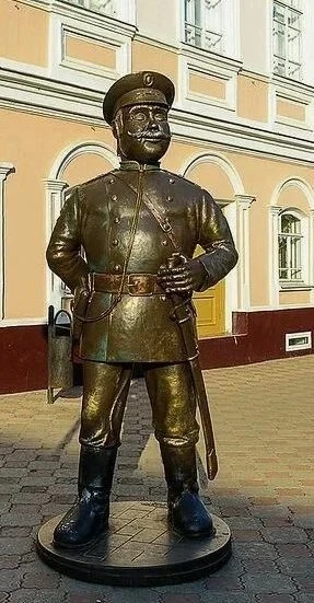 Недавно гулял на площади Ленина. И слышал обсуждения пешеходов. Мол, памятники у нас ржавчиной покры