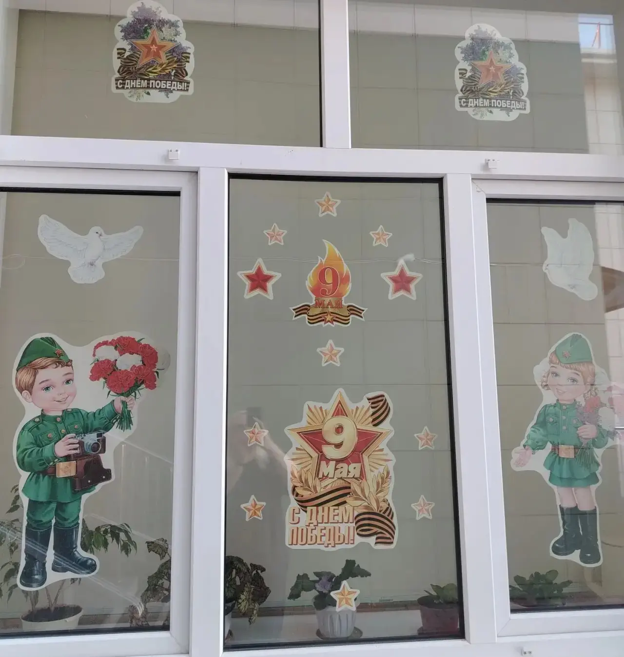 В преддверии великого праздника Победы, мы с детками решили, что окна нашей группы стан...