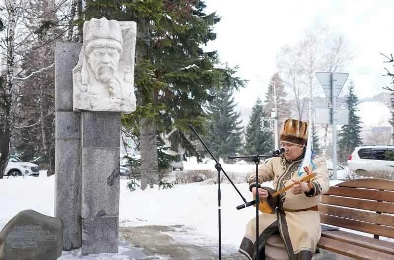 Память сказителя Николая Улагашева почтили в Республике Алтай – к его памятнику возложи...