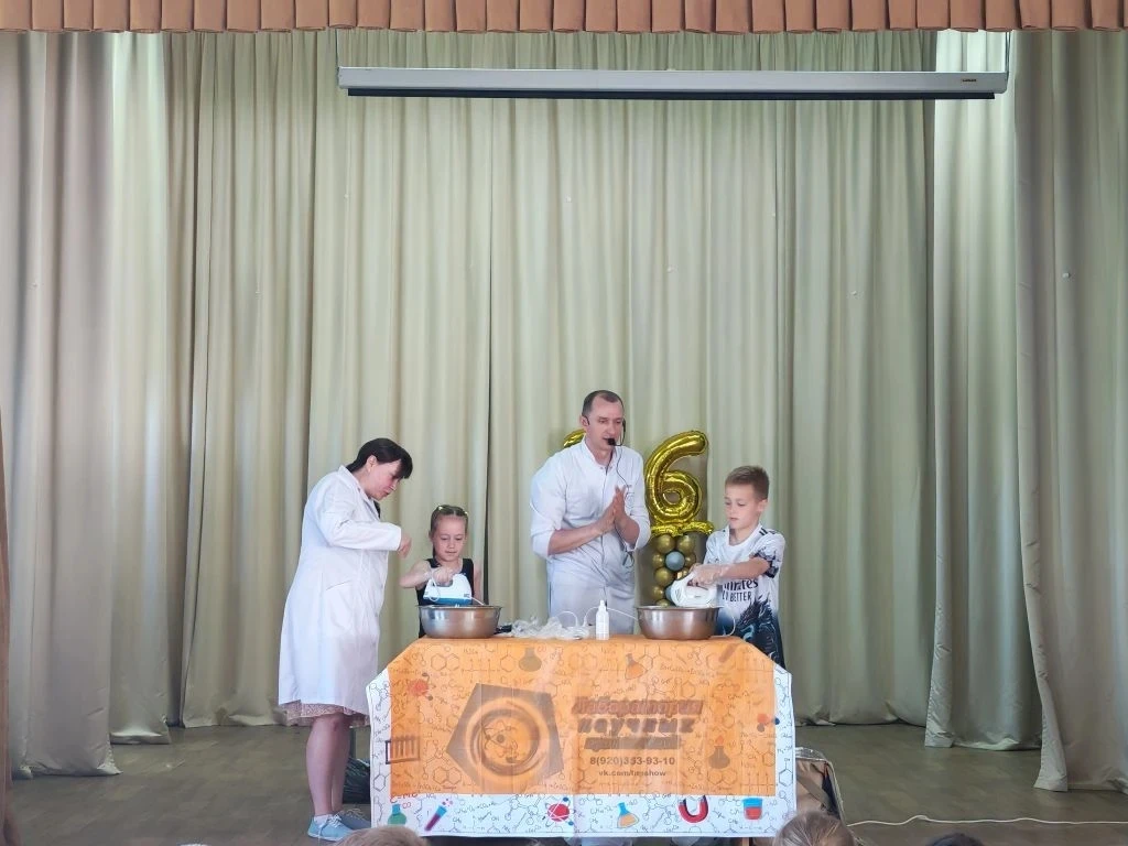 Девятый день летнего лагеря:
Сегодня ребята погрузились в волшебный мир химических опытов.
🎈 При по
