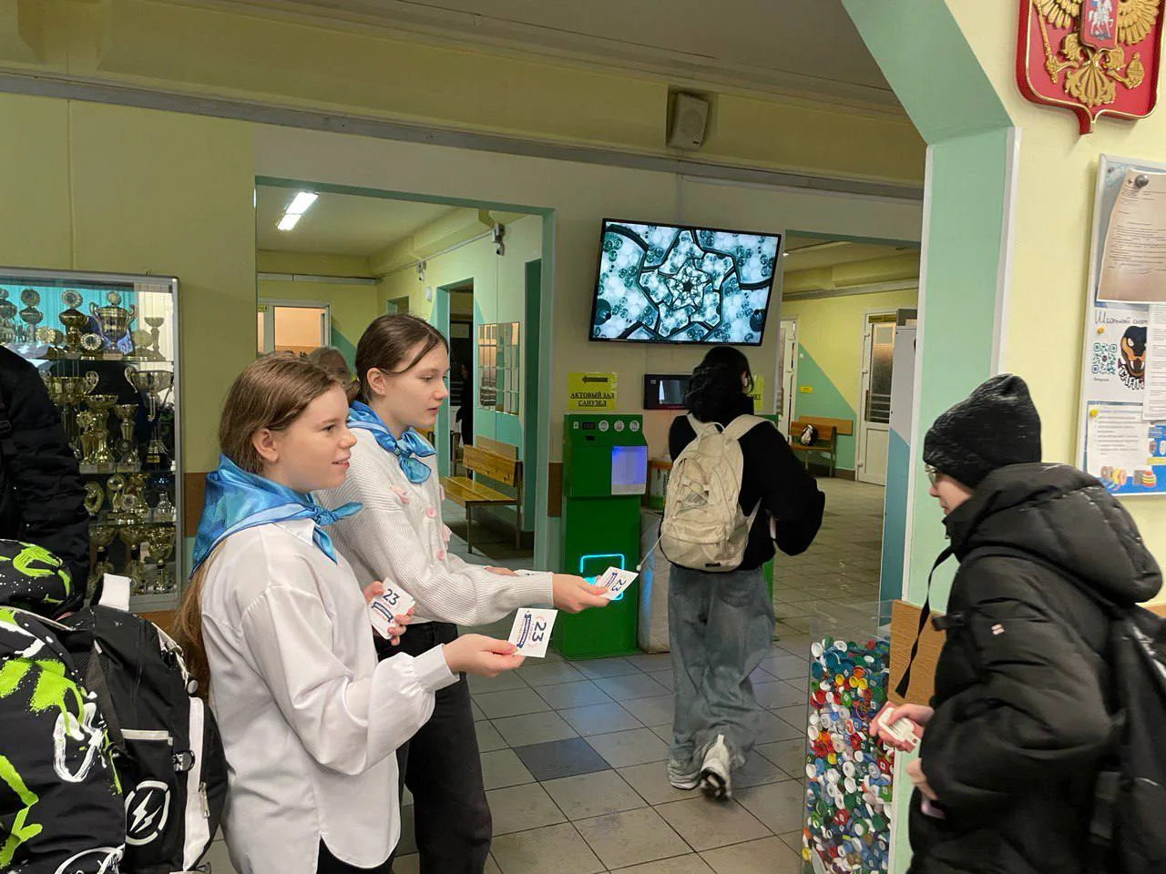 🌟 Дорогами добра: Помним, чтим! 🌟  Волонтерский отряд Школы № 1056 «Дорогами добра» искренне поздрав