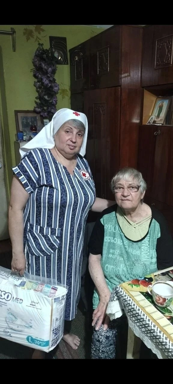 Наши сёстры посетили Гарскую Людмилу Павловну - принесли памперсы и оказали помощь по д...