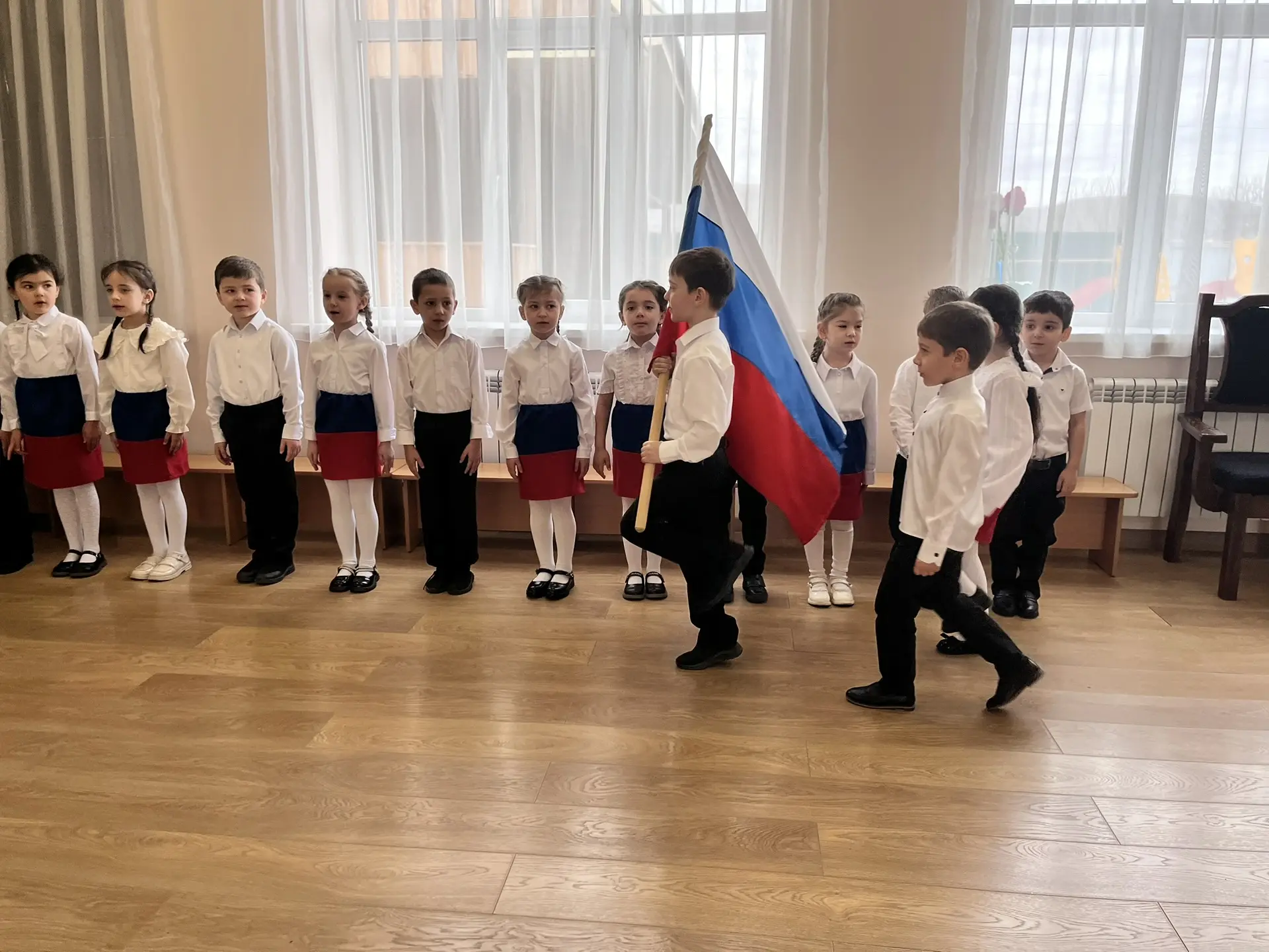 🇷🇺Открываем рабочую неделю выносом флага и исполнением гимна Российской Федерации 🇷🇺