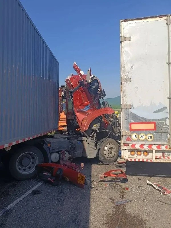 🚗Кабину смяло после удара двух фур на трассе в Приморье  Жёсткое ДТП с участием двух большегрузов пр
