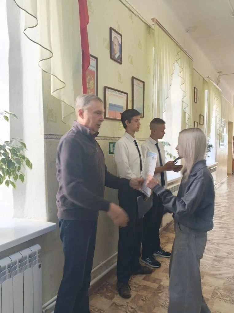 🇷🇺18 мая - утро понедельника в школе традиционно началось с торжественной линейки, це...