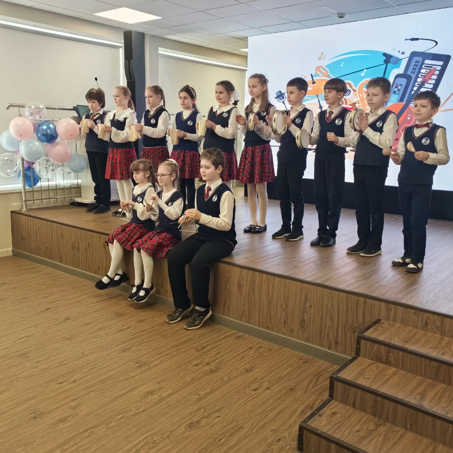 🎉 ФЕВРОМАРТ ШАГАЕТ ПО ШКОЛЕ 🌼   🌺 В эту пятницу в нашей школе царила особая, тёплая и праздничная ат