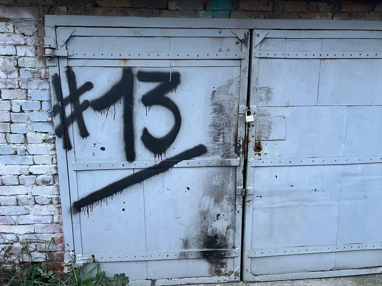 В городе Первоуральск Свердловской области на аукционе продаётся гараж площадью 17,1 кв...