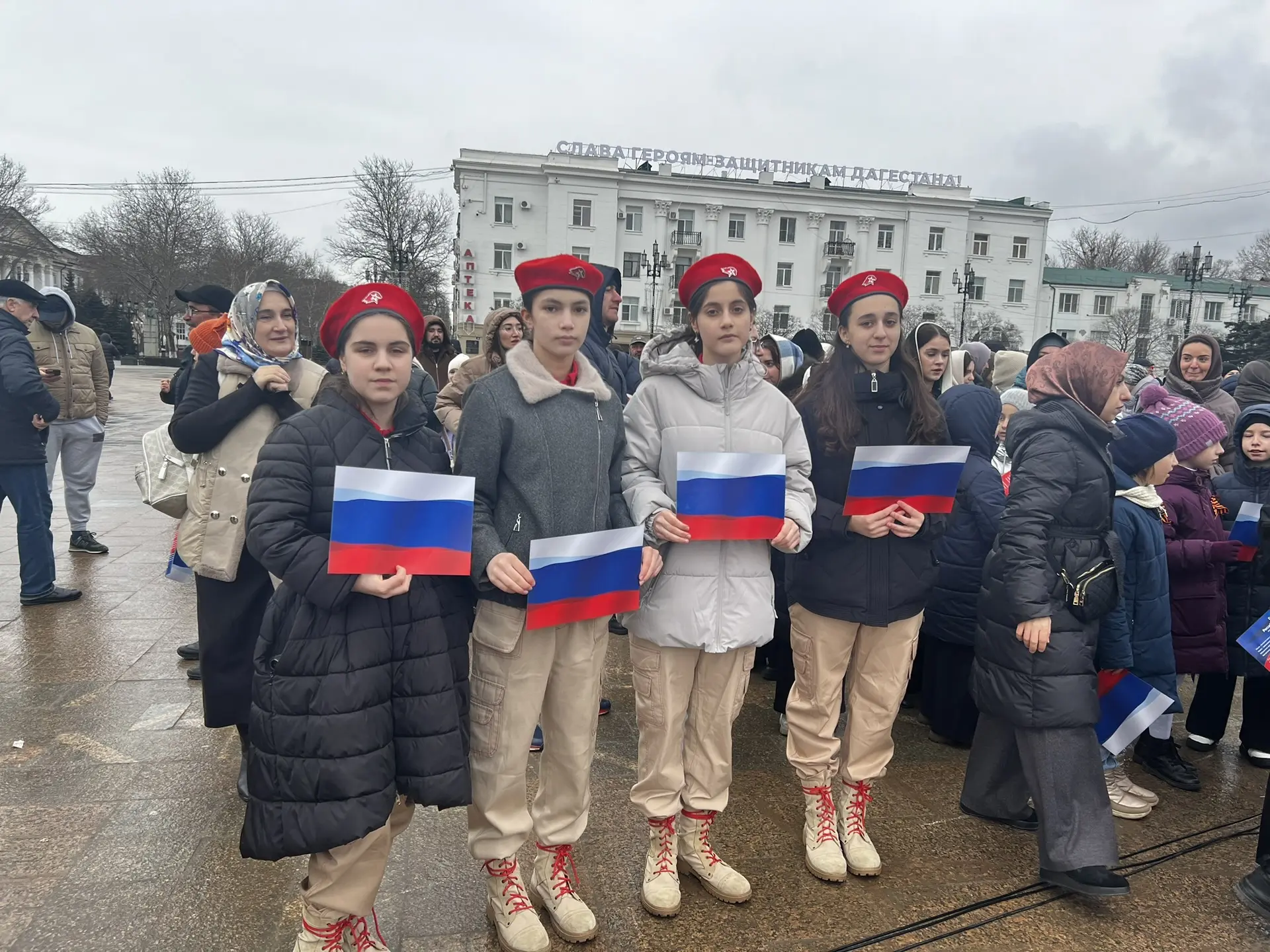 Сегодня, в честь Дня защитника Отечества, юнармейцы нашей школы приняли участие в торжественном меро