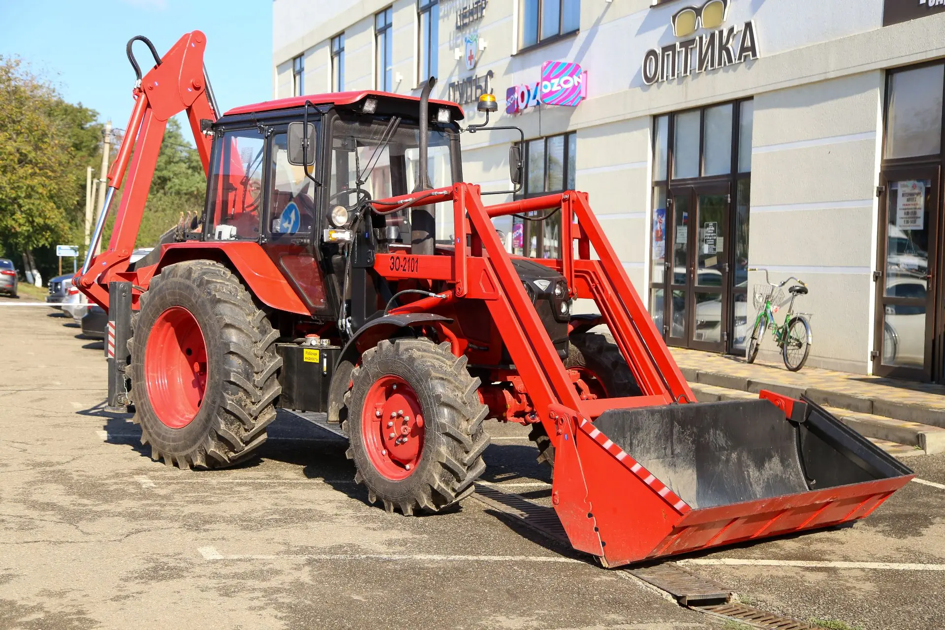 🚜 Технический парк Холмского поселения пополнился экскаватором-погрузчиком