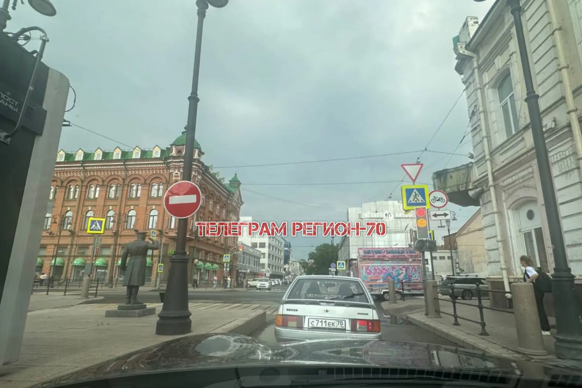 🗣 От подписчика ⛔ Парковка «Аэлиты» превратилась в ловушку: на единственном выезде кто-то щедро пов