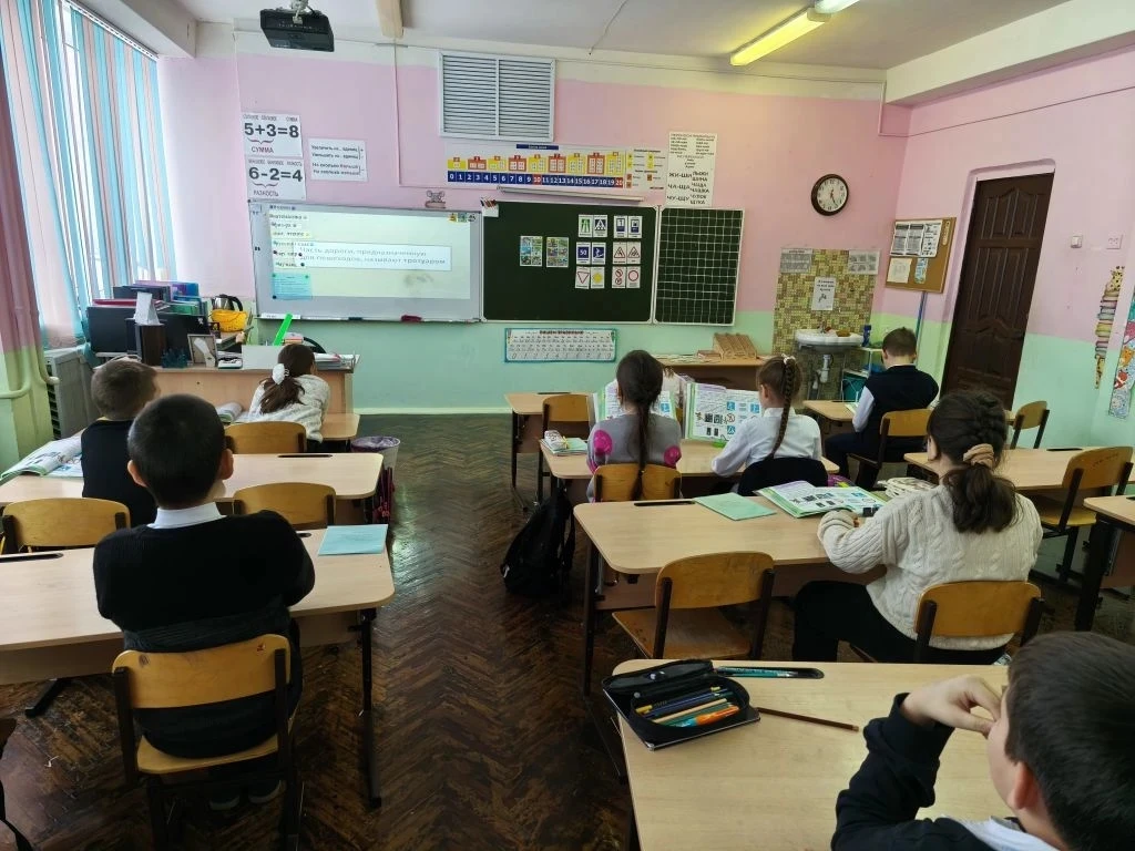 Знай и помни Правила дорожного движения!   Каждый учебный год школьники знакомятся с Правилами дорож