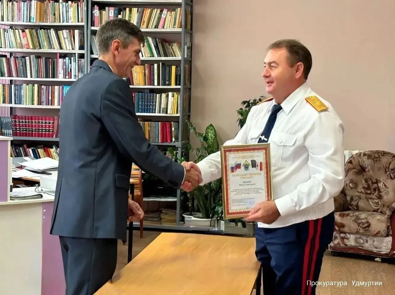 В Воткинске наградили местного жителя Павла Попова за спасение семилетней девочки от на...