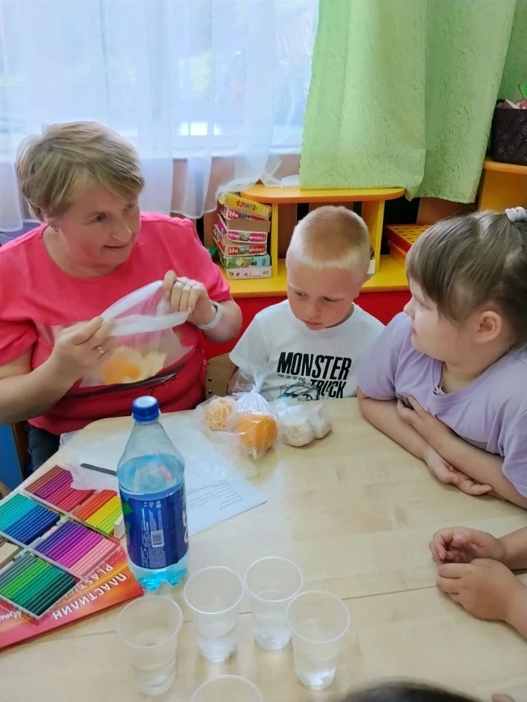 Наши юные исследователи изучают чистый воздух.
 Под руководством Зориной С.М ребята
 закрыли глаза и