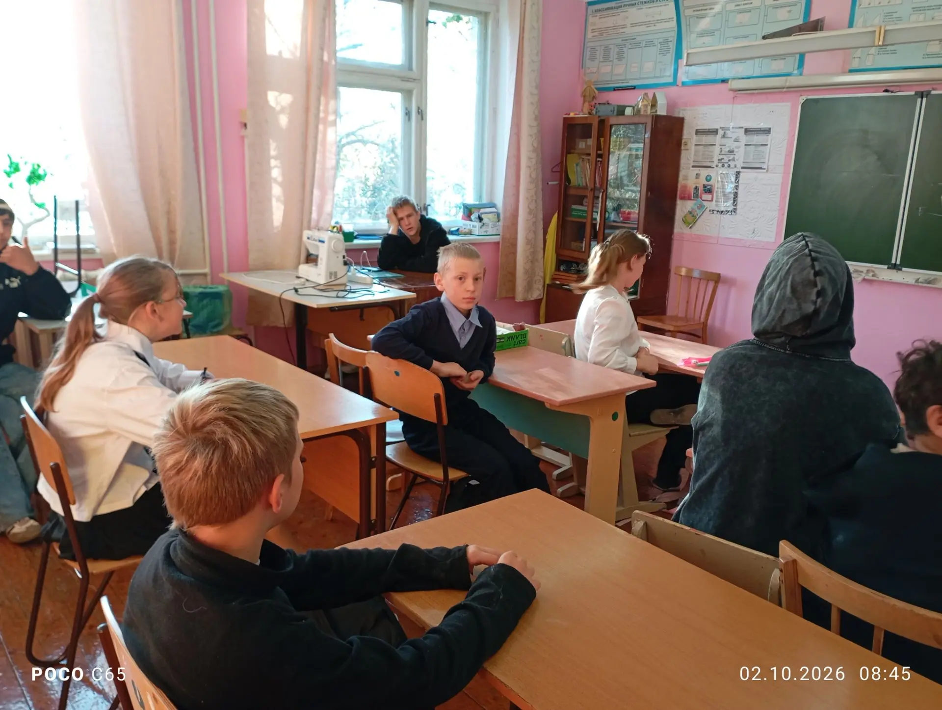 Сегодня в вашей школе прошел яркий День самоуправления, на котором старшеклассники взял...