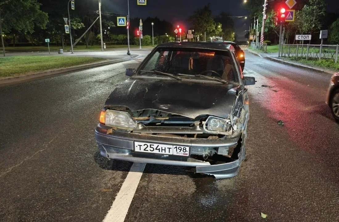Компания подростков на «Жигулях» устроила аварию на перекрестке в Красном Селе