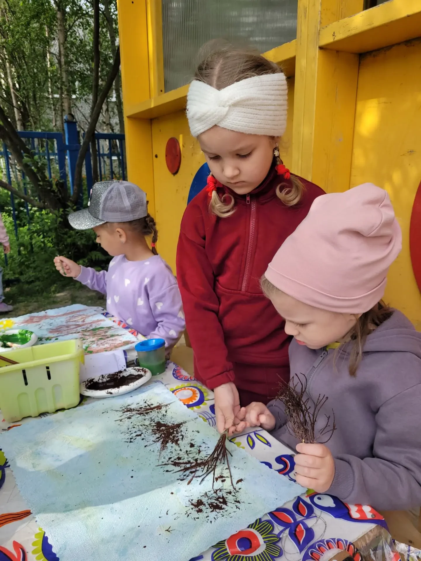 🌿💛🌿
В руки веточки возьмём,
Рисовать с тобой начнём!
Мы раскрасим чистый лист,
Будет наш пейзаж л