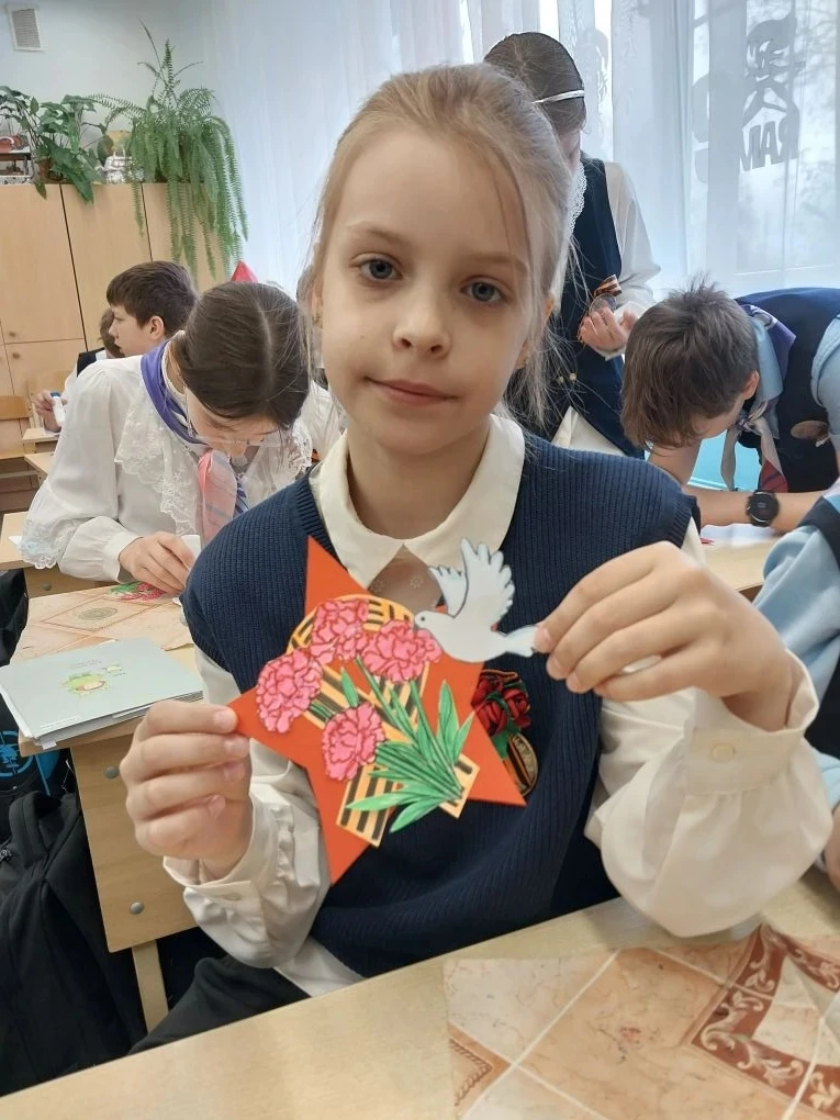 В нашей гимназии с теплотой и уважением прошла акция «Открытка Ветерану» ✨  Ребята своими руками ста