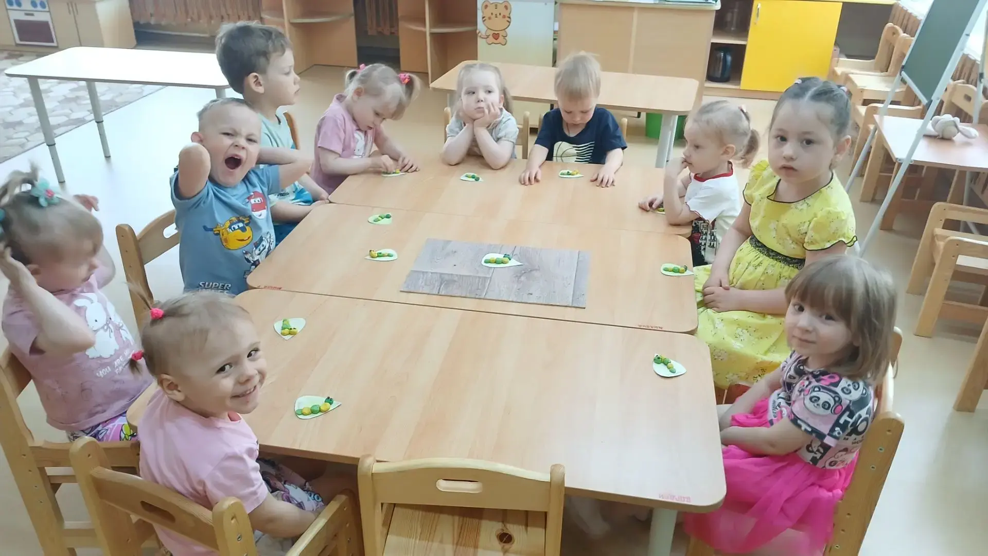 Раз, два, три — гусеница, оживи! 🐛В младшей группе  сегодня царило настоящее творческое волнение! Н