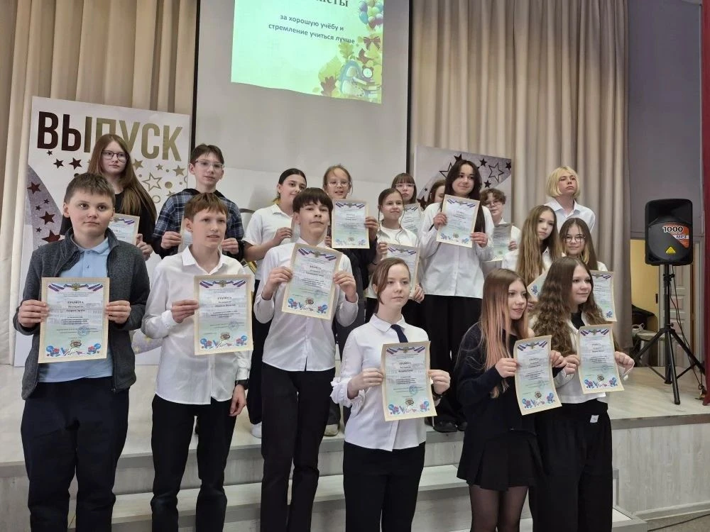 🎉🎉🎉 Торжественные линейки! ✨✨✨ По традиции в школе прошла торжественная линейка, посвящённая окончан