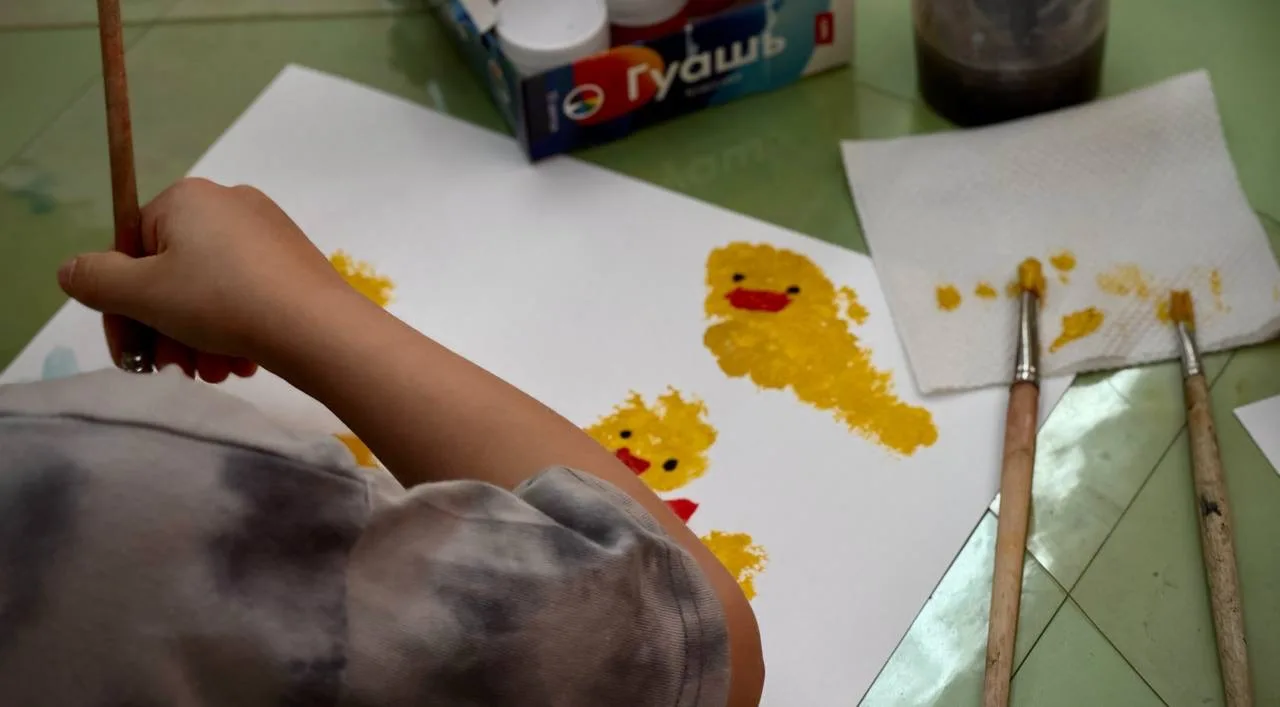 🎨 Знаете ли вы, что рисование красками помогает детям не только развивать воображение, но и тренируе