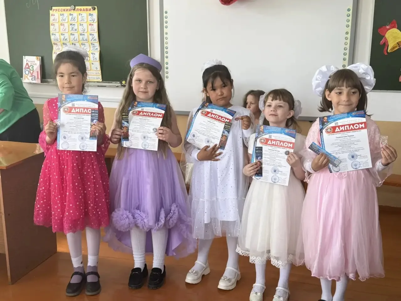 🎉Прощай, Азбука! Прощай, первый класс!🎉

В конце учебного года у наших первоклассников состоялось 