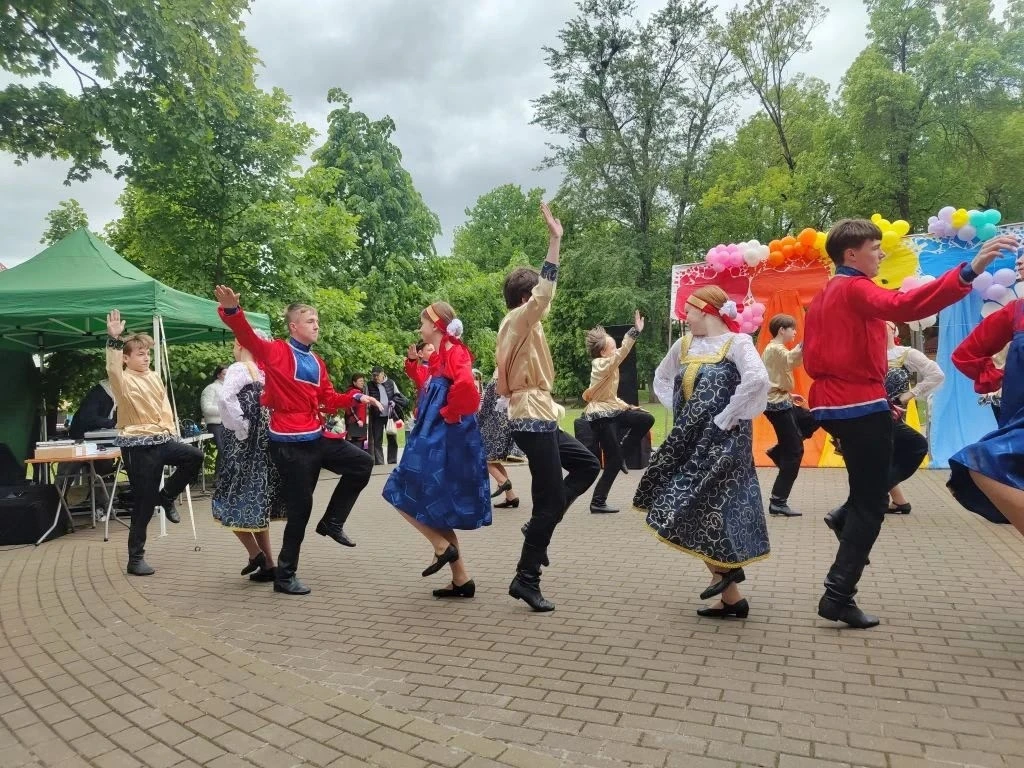 31 мая накануне Дня защиты детей, ансамбль " "Мозаика" принял участие  в концертной программе в Детс