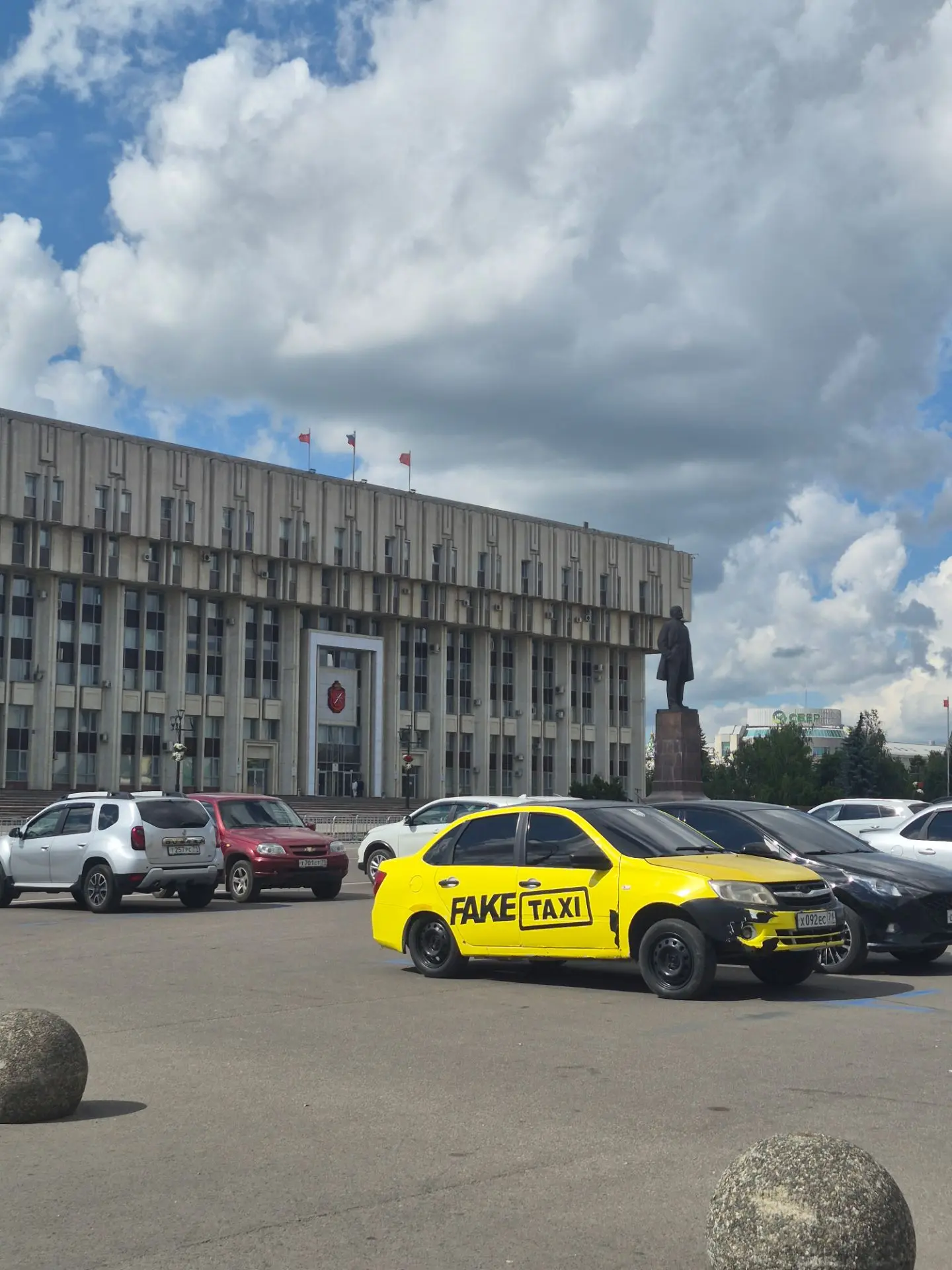 Если бы мы знали что это такое...

На площади съемки затеяли?)