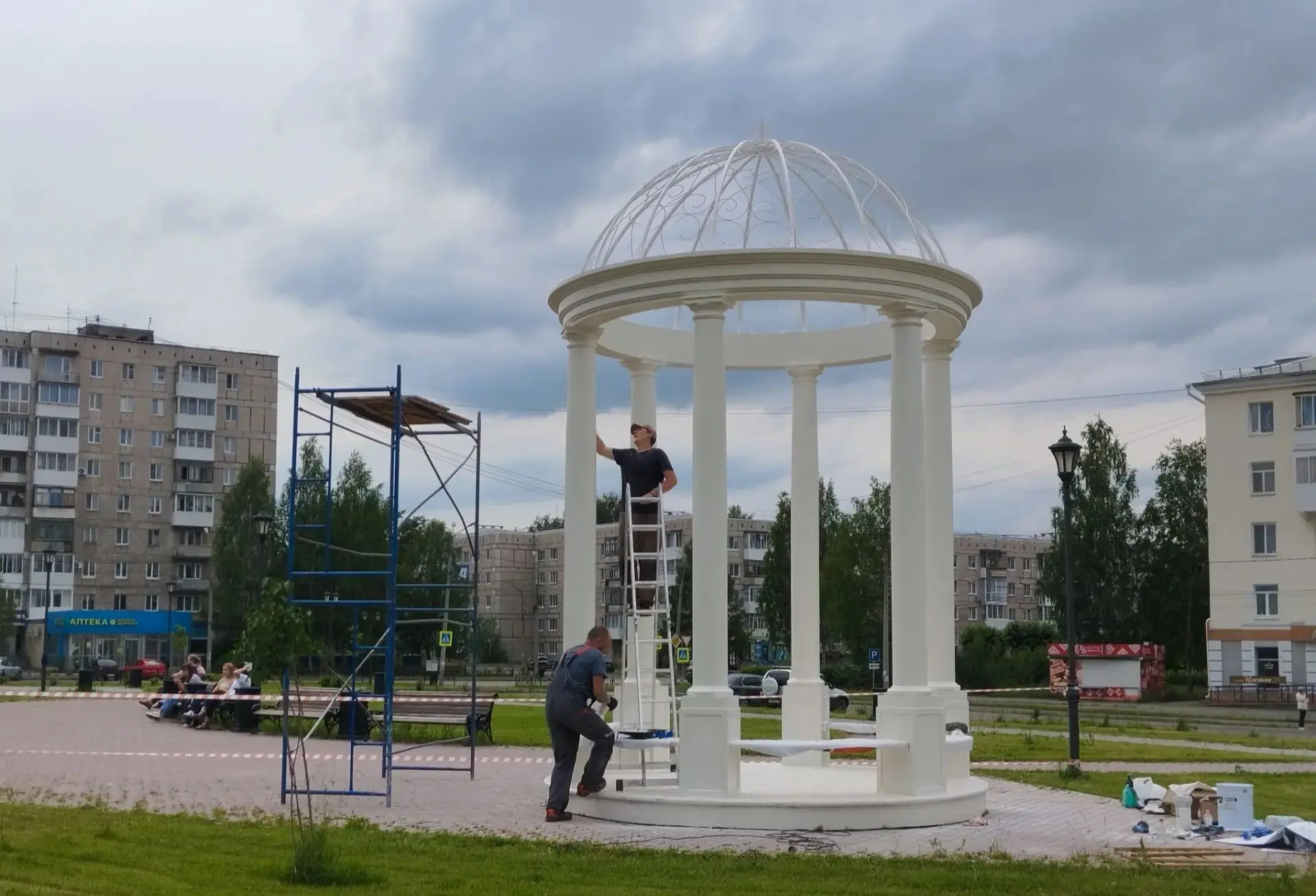 На площади красят ротонду. 
Давайте беречь, то, что делается для нас, жителей Серова