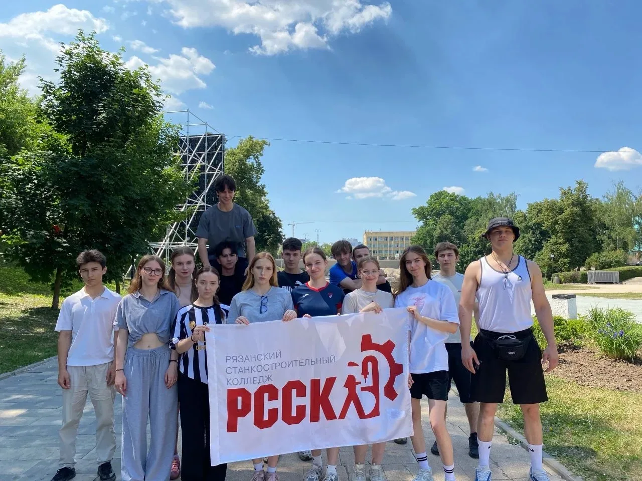 🏃Наши студенты приняли участие в легкоатлетическом кроссе, посвящённом Дню России.