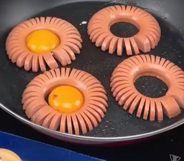 Яичница с сосиской  в цветоче"