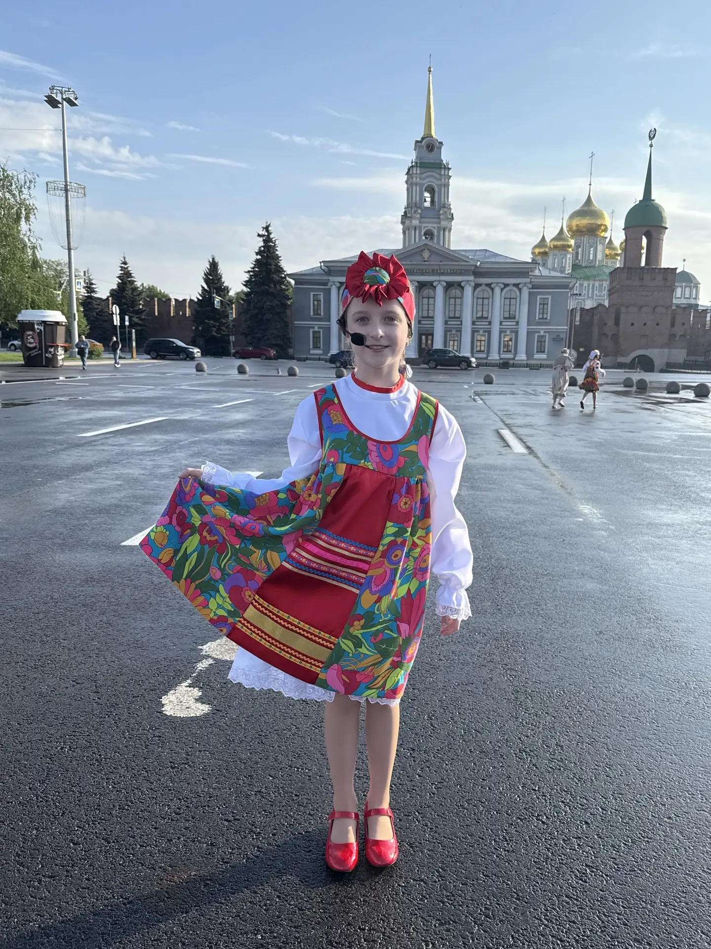 Сальникова Анна, ученица 3 класса Г, сегодня спела  в прямом эфире на Первом Тульском в составе вока