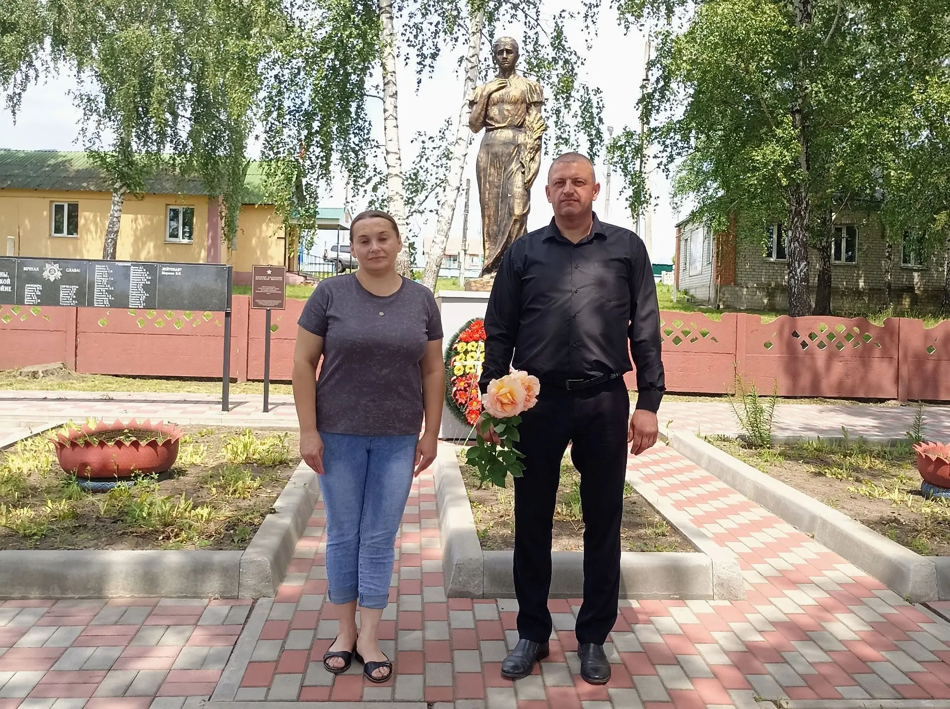 Сегодня, 22 июня 2026 года в селе Куськино Куськинского сельсовета Мантуровского района, у братской 