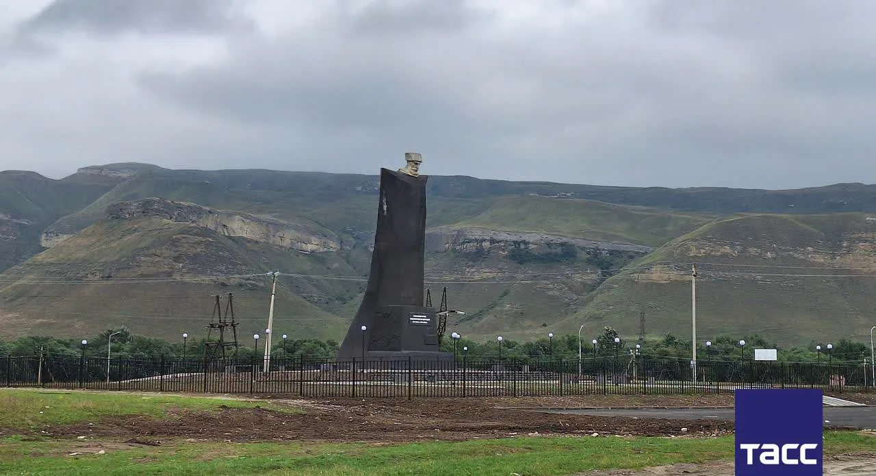 Памятник "Скорбящий горец", высотой 20 метров, расположенный в Эльбрусском районе Кабар...