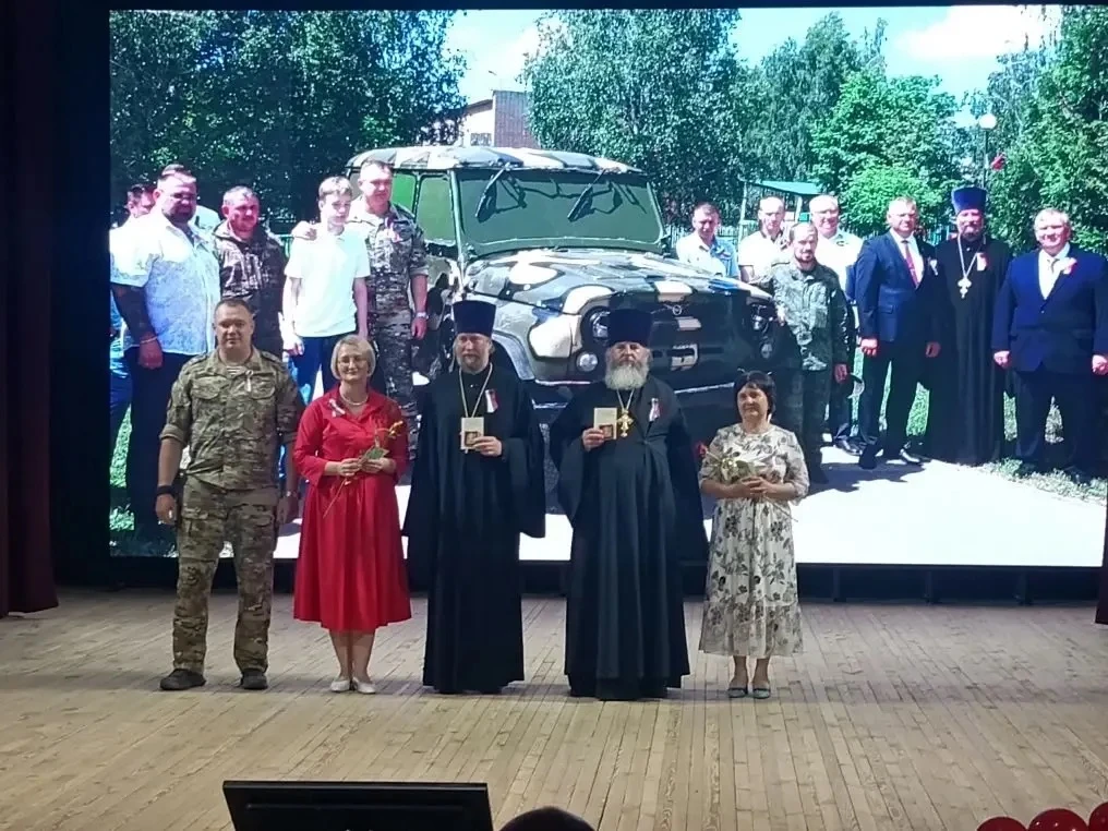 11 июня в преддверии важного праздника Дня России в большом зале ЛДК им. А. П. Менякина прошел празд