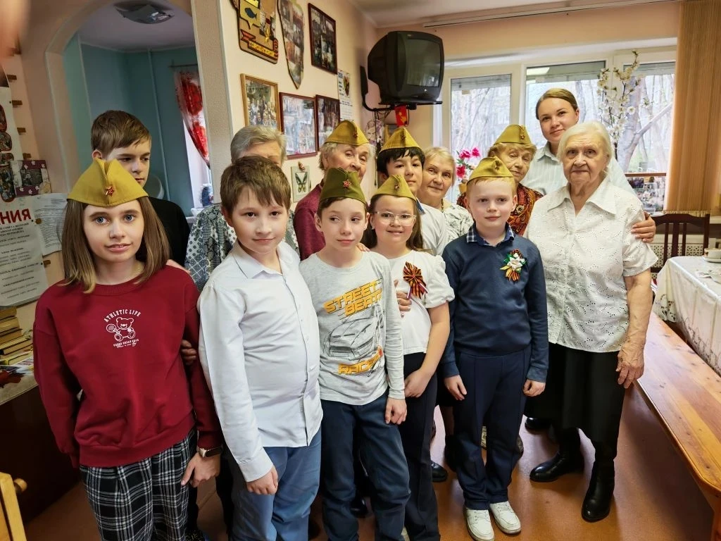 18 мая учащиеся 2б, 3б, 4б, 5е классов были в гостях у ветеранов Мурманской общественно...