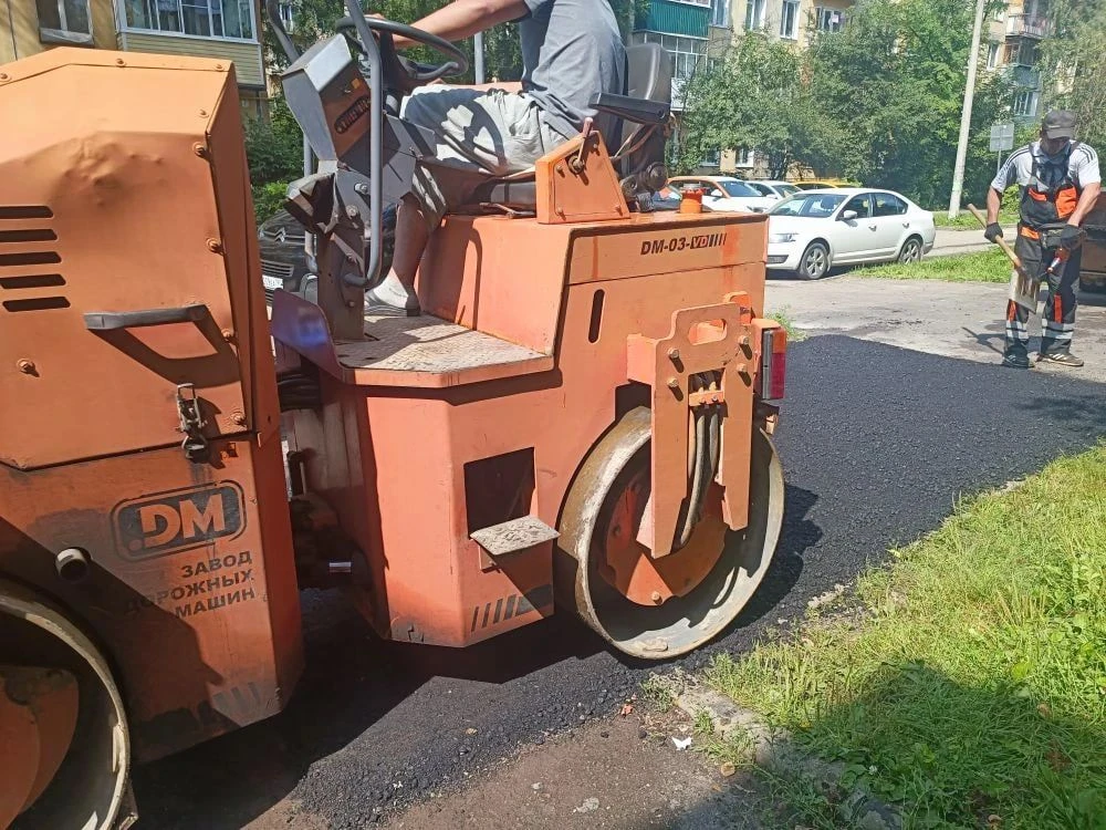 Сотрудники городского предприятия «Автобытдор» продолжают ямочный ремонт дорог. Работы ведутся как п