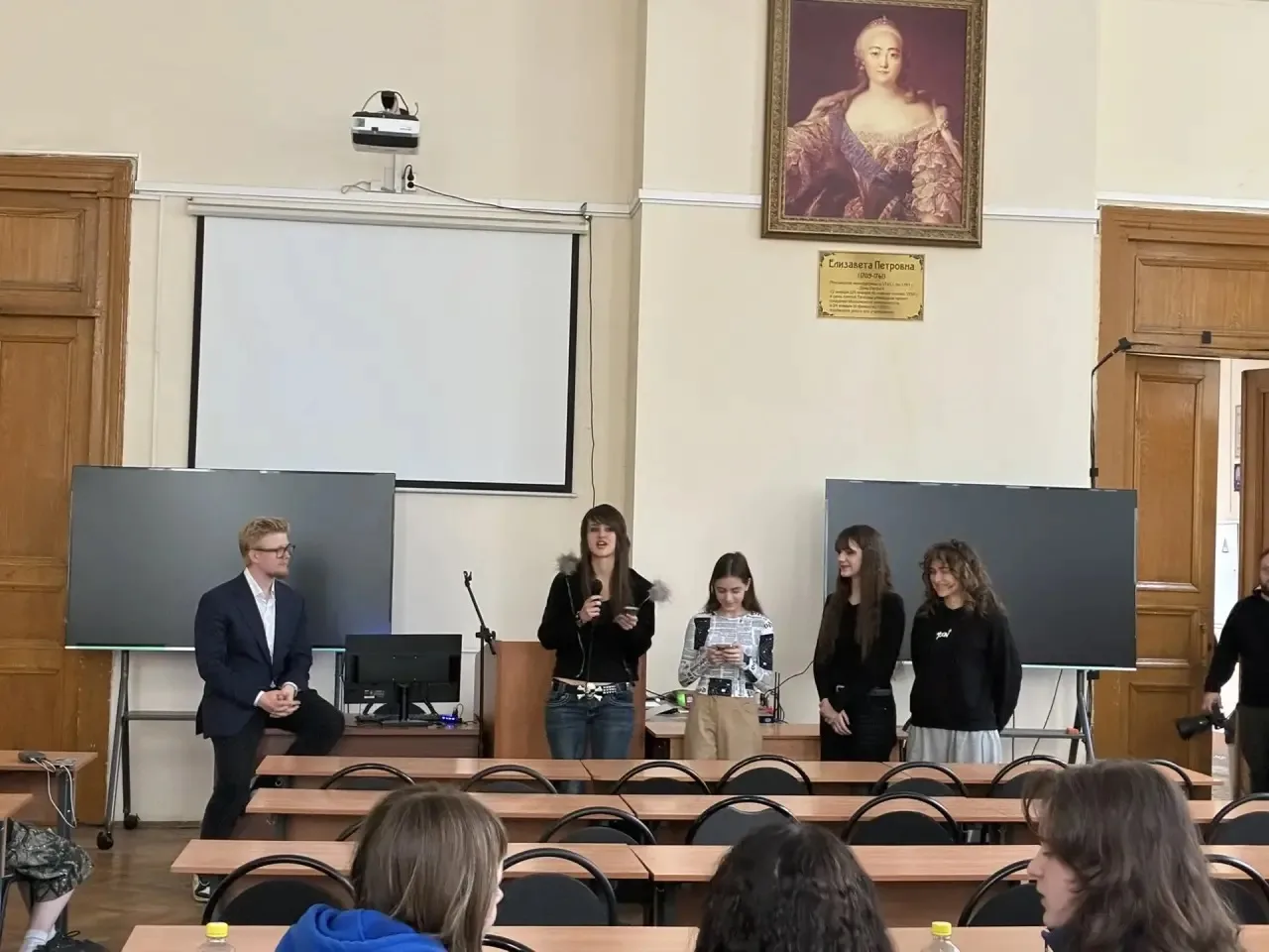 🎤МЕДИАКАНИКУЛЫ🎤  🎓Ученики 10 - медиа класса нашей #ШколаТропарево окунулись в мир современных медиа 