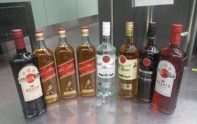 Таможенники Кольцово задержали пассажира из Дубая, пытавшегося провезти 8 литров алкого...