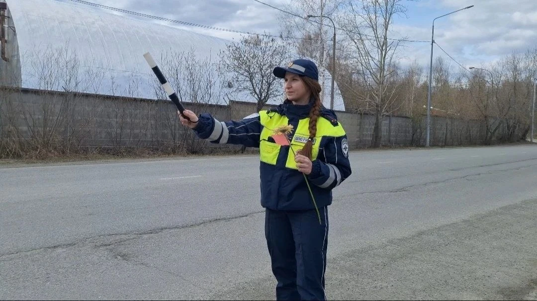 👮🌷 Цветы вместо штрафов: акция для трезвых водителей на Среднем Урале  В Свердловской области проход