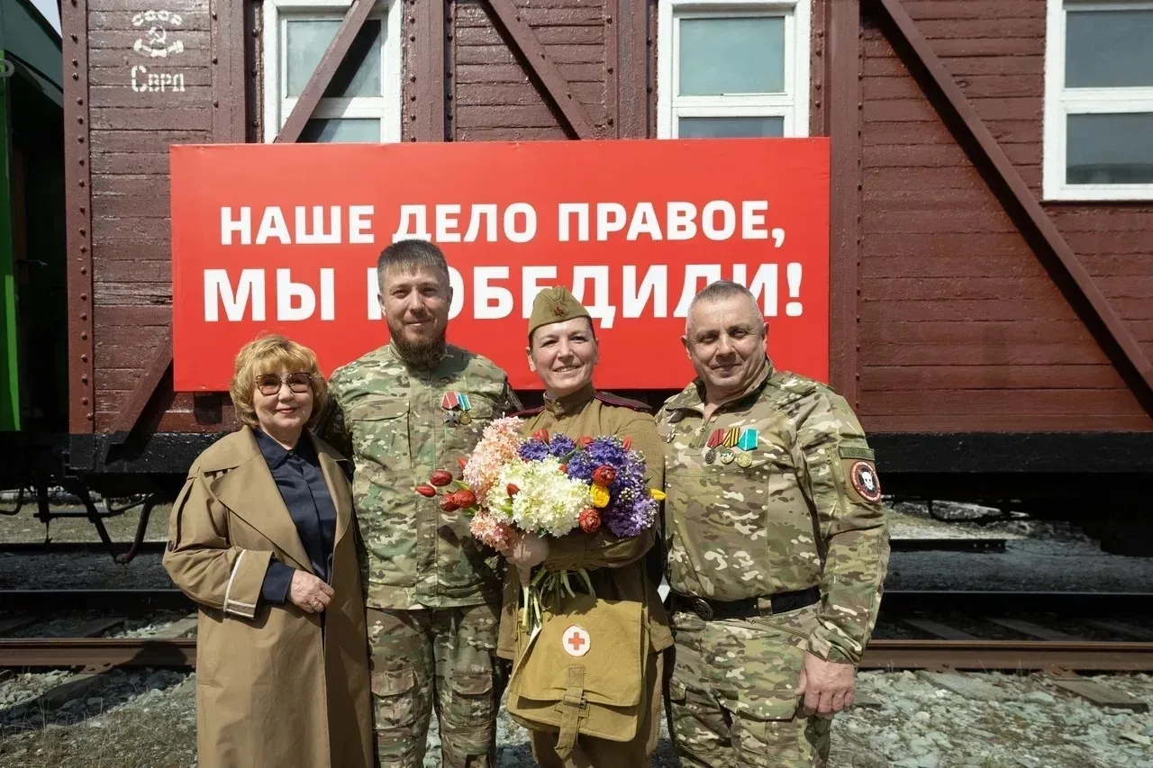 В Сургуте сделал остановку ретропоезд «Эшелон Победы».    Состав начал свой путь 1 мая. Всего в марш