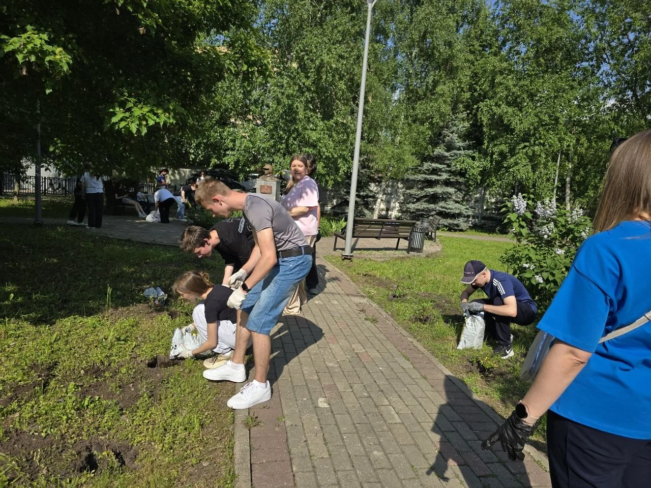 Доброе дело памяти Героя: ученики и педагоги ухаживали за памятником    🗓 20 мая учащиеся нашей школ
