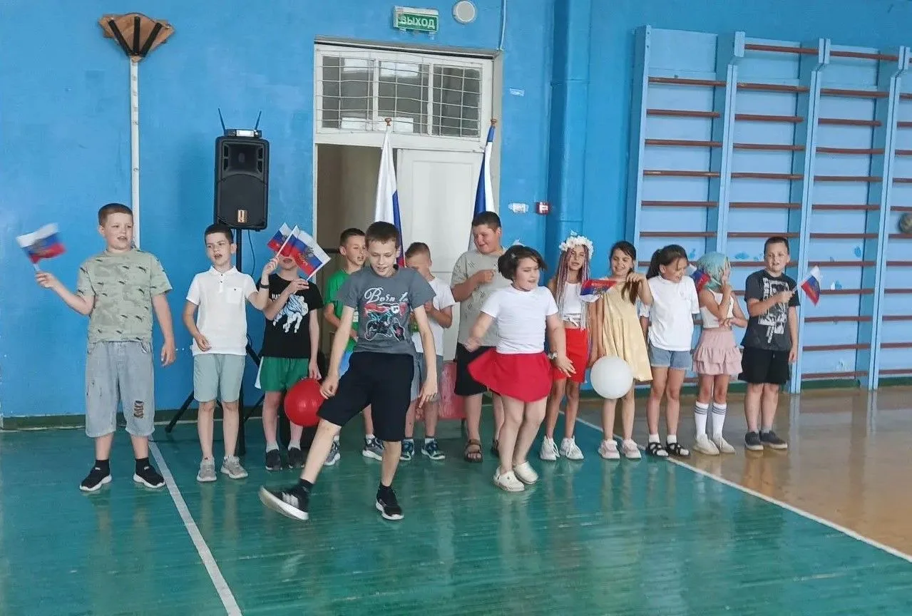 В нашем пришкольном лагере «Чайка» ярко и душевно отметили День России: прошла торжественная линейка